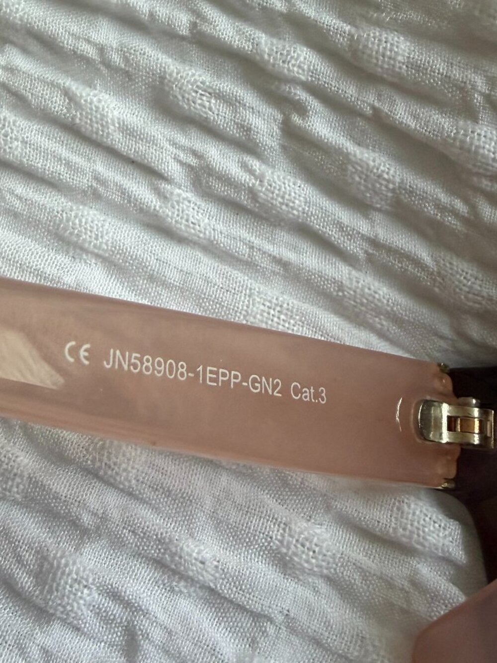 Jones New York Tortoiseshell Sunglass, Blush Pink arms, Excellent like new - Picture 4 of 7